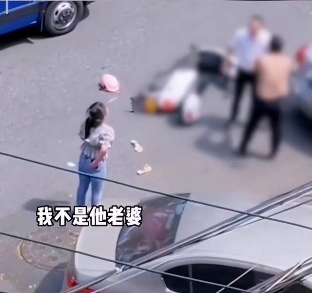 湖南一男子当街殴打女子,女方慌忙呼救,路过的大哥出手制止