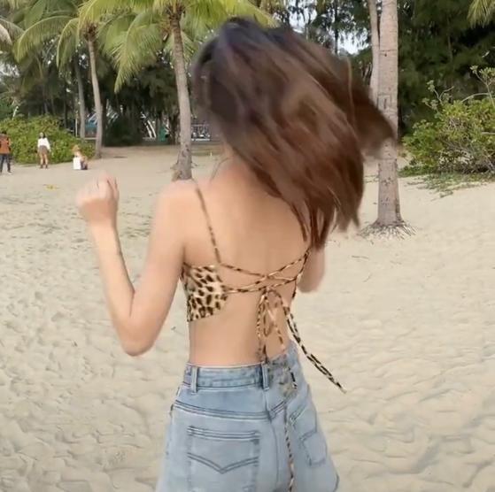 甜仇|甜仇穿豹纹肚兜海滩热舞，笑容甜美肚皮无肥肉，王思聪可惜了