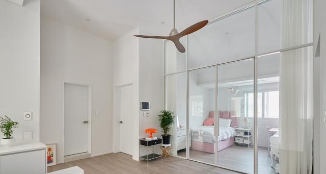 300自建房,挑高客厅全屋白色显极简,天井院子相当舒适!