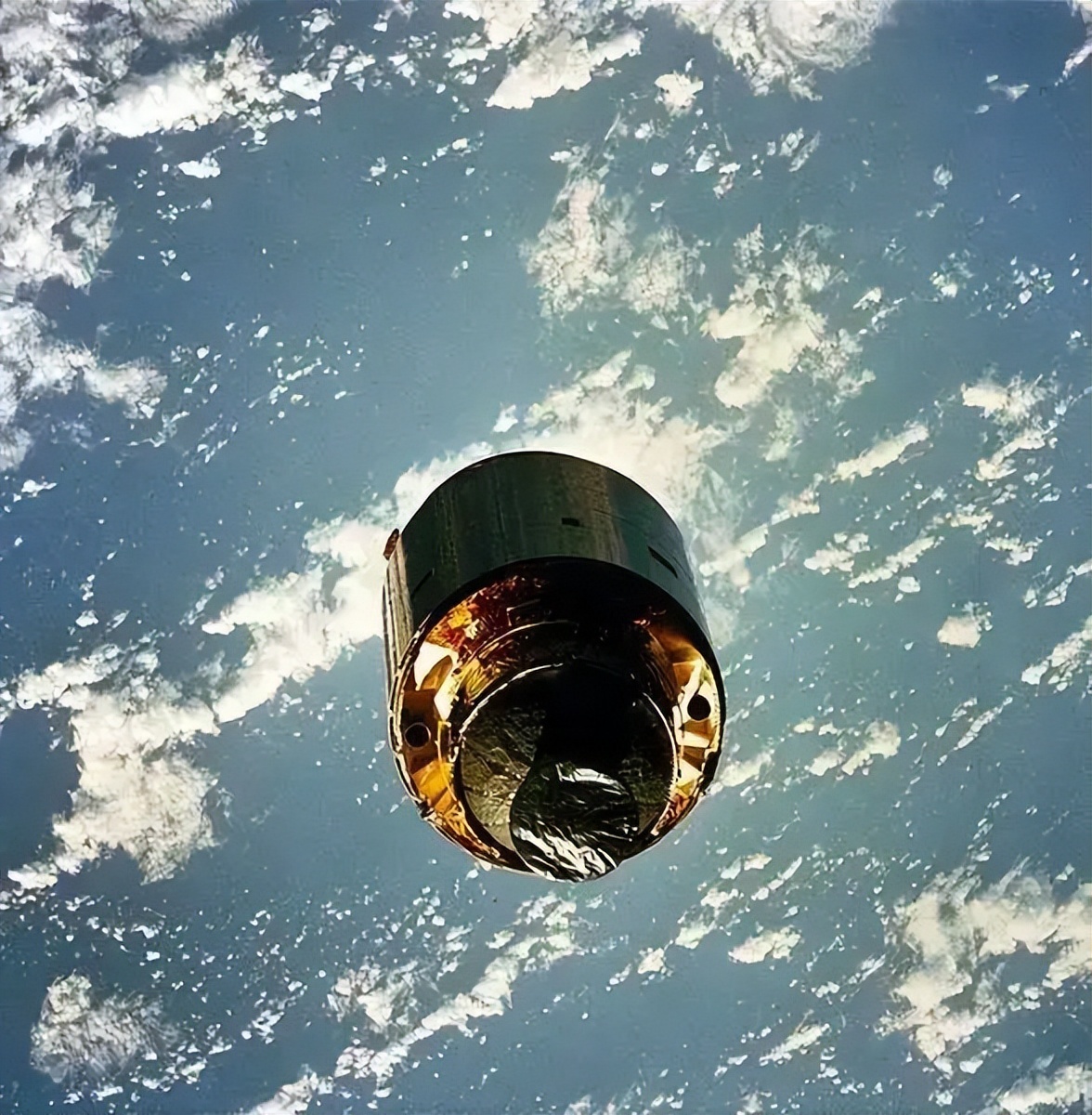 为了省钱,美国宇航员在太空上,徒手抓住4吨重的卫星进行维修