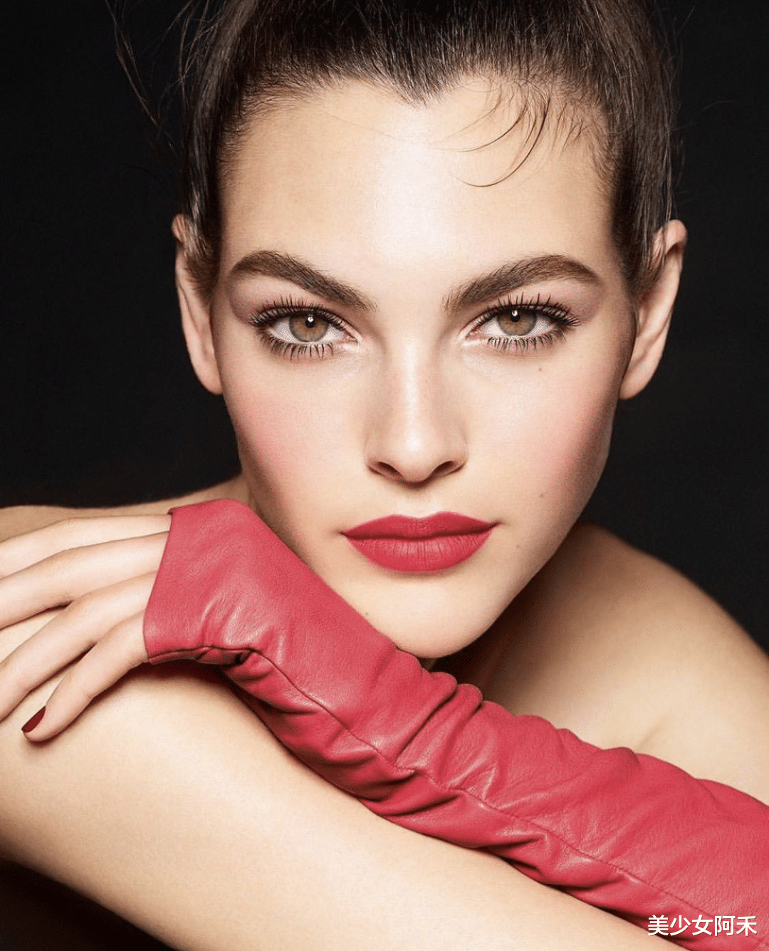 老佛爷 老佛爷离世前“最后一位灵感缪斯”曝光:雌雄同体,男女通吃!这是人类可以拥有的美貌吗?