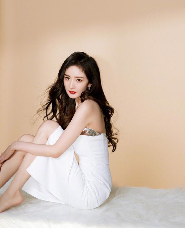 杨幂|杨幂一袭白色抹胸长裙大秀香肩！肤白貌美大长腿性感撩人