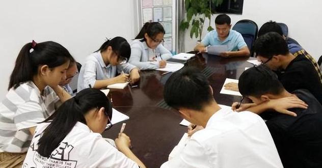 00后|00后表面上“整顿职场”,背后却“主动加班”,这难道是种捧杀?