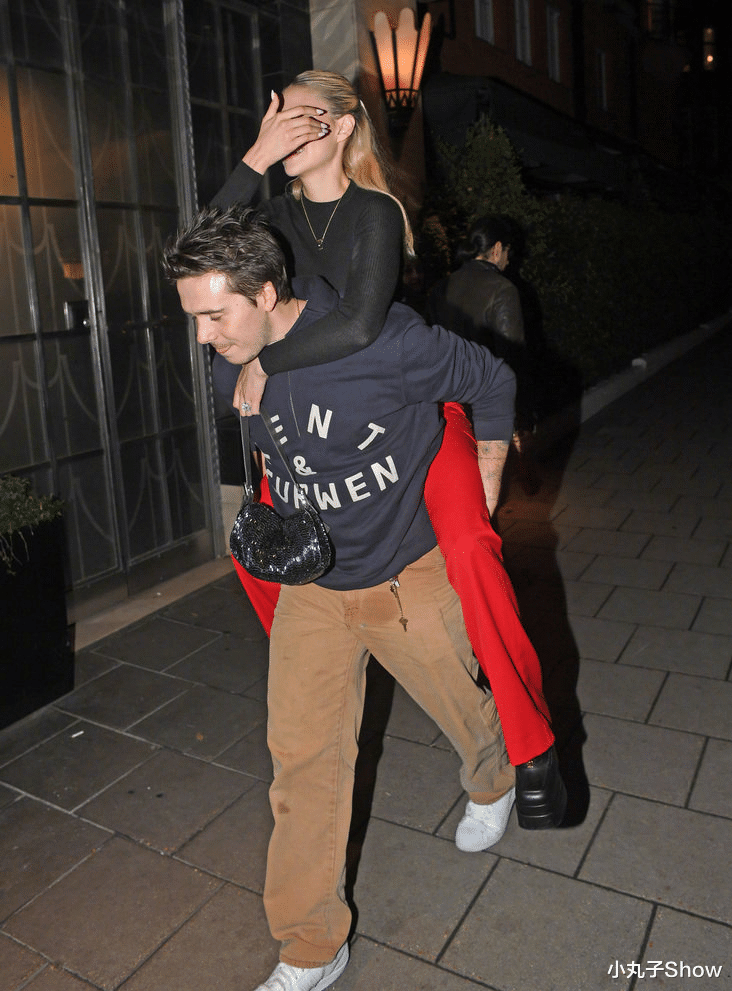 布鲁克林|老婆奴实锤！贝克汉姆大儿子布鲁克林大街上背老婆，老婆害羞遮脸