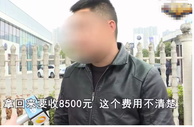 湖南长沙,一男子通过担保买了台小轿车,由于还款逾期车被对方给拖走