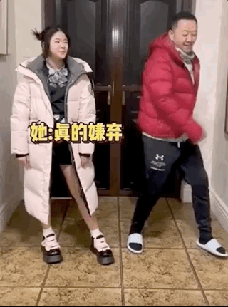 郭涛|郭涛晒儿女近况,小石头帅气滑雪,10岁妹妹罕见出镜身高快赶上爸爸