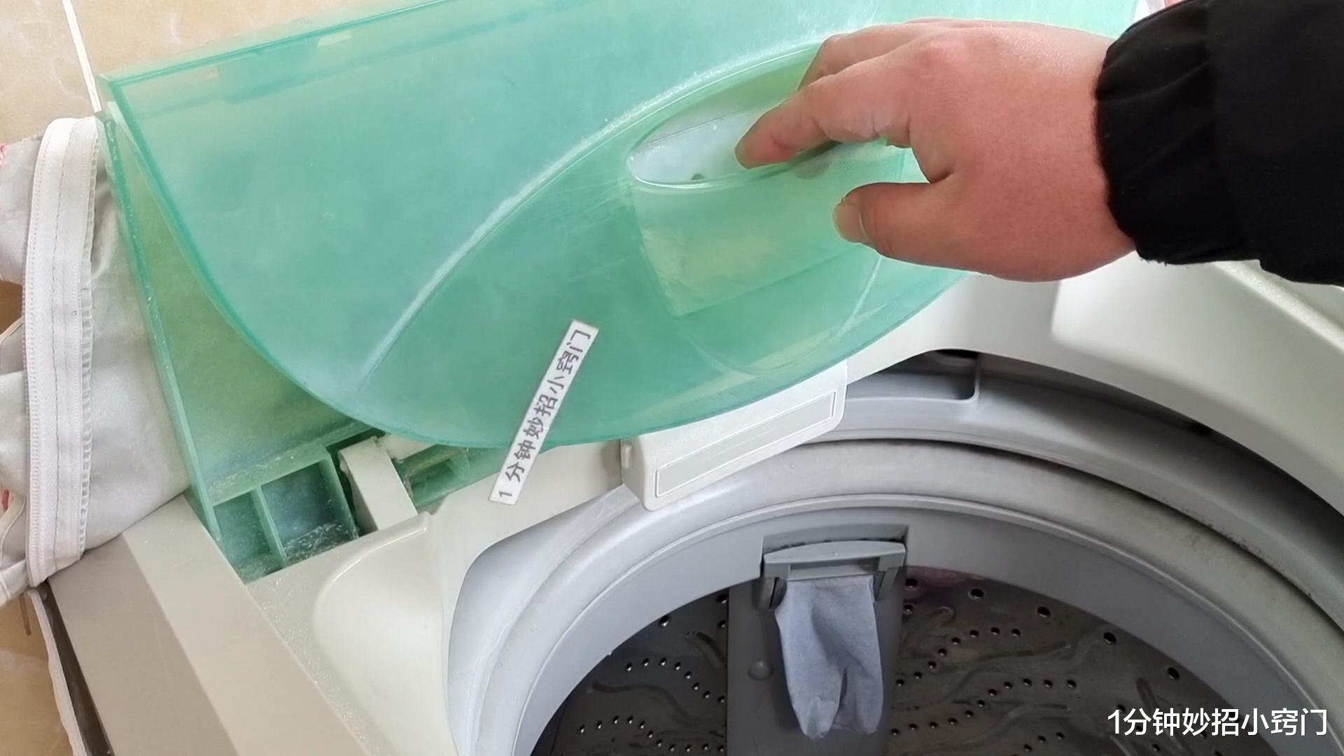 洗衣机里面很脏，撒上一把，多脏的洗衣机都洁净如新，都回家试试