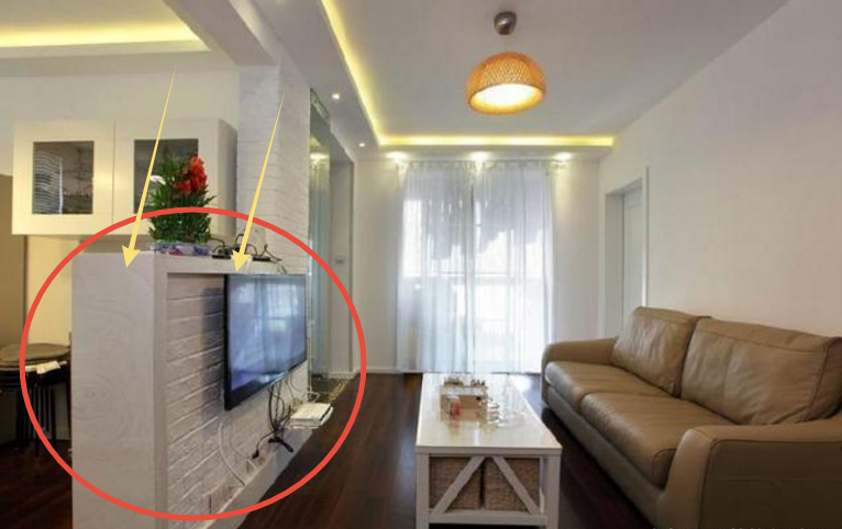 在客厅砌了半堵墙挂电视,老公和我大吵一架,完工后他不吭声了!