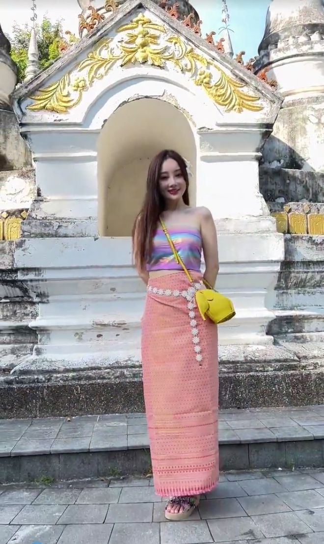 街拍|李小璐泳池中与人嬉闹，穿泳装秀好身材，落水后素颜模样大变