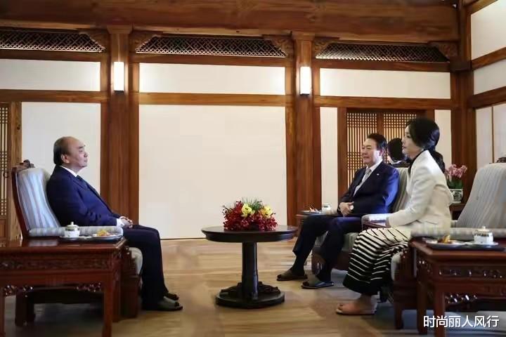 护肤品 韩国第一夫人比老公有气场！接见越南主席跷二郎腿，穿条纹裙独美