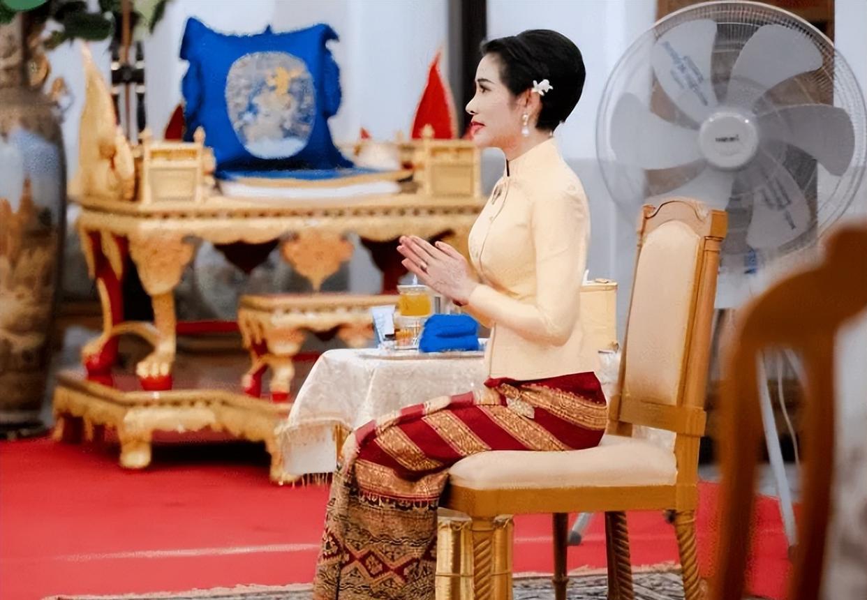 诗妮娜|诗妮娜终于再次亮相露面，针织帽出镜点烛祈福，双美组合或将重现