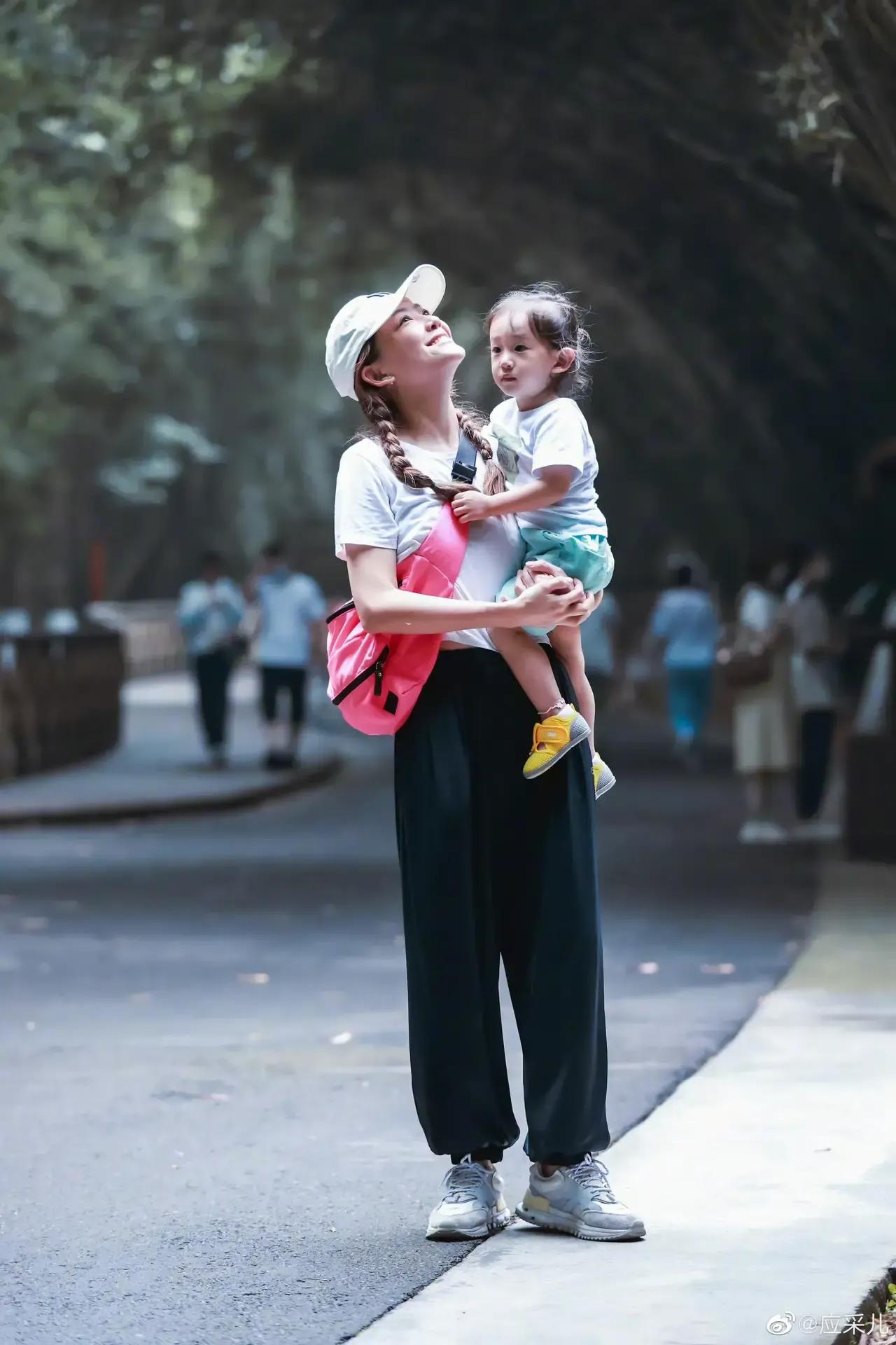 二胎|应采儿晒二胎儿子近照，2岁hoho好吃好喝玩耍，打扮软萌超可爱