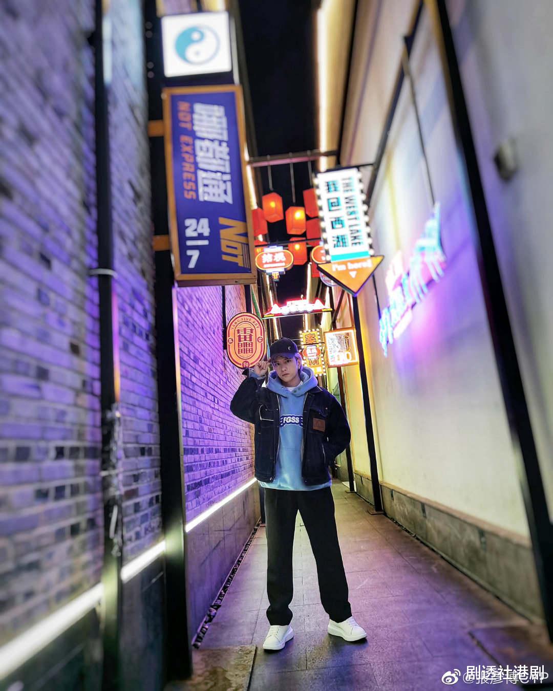 彭怀安|接地气！三位知名港星坐高铁普通座兴奋高歌，被指行为扰民