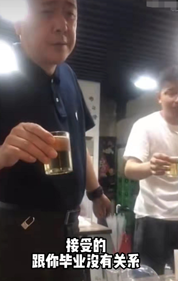 |24岁女星吃宵夜遇骚扰！遭中年大叔强行敬酒，还被骂连小姐都不如