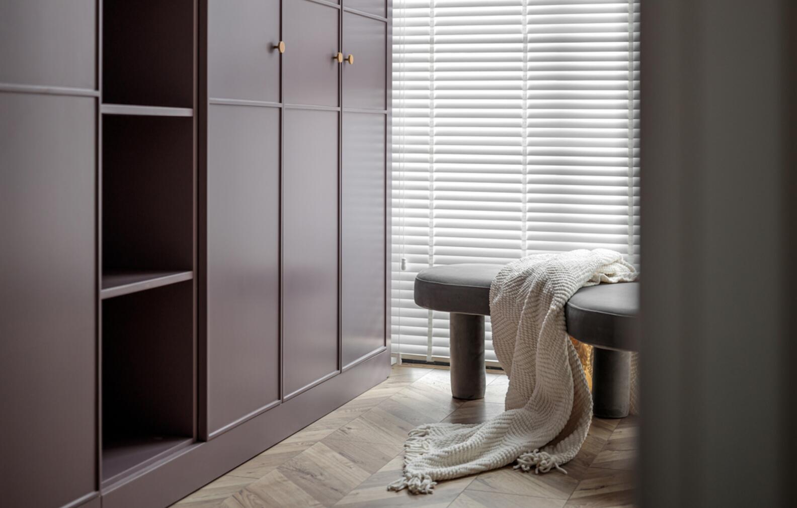 她135㎡新家，墙面满做造型，却看不到一丝的复杂，太有气质了