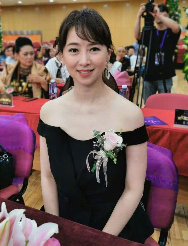 翁虹|风月女神翁虹：富豪老公怀疑她不忠，离异后嫁普通人被当成宝