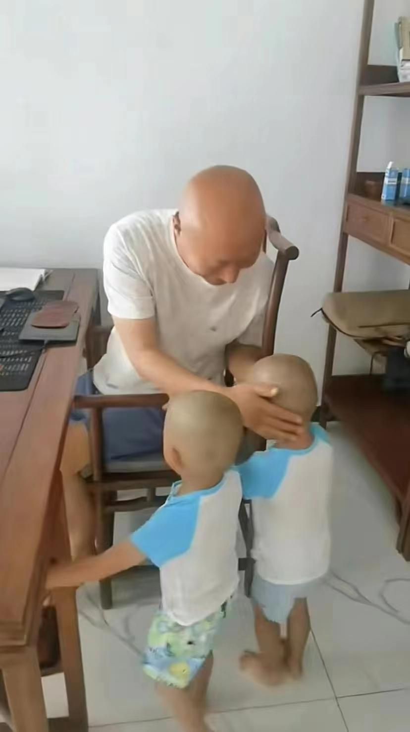 陈佩斯|68岁陈佩斯父子演出被取消!现身街头嗑瓜子度日,模样搞笑接地气