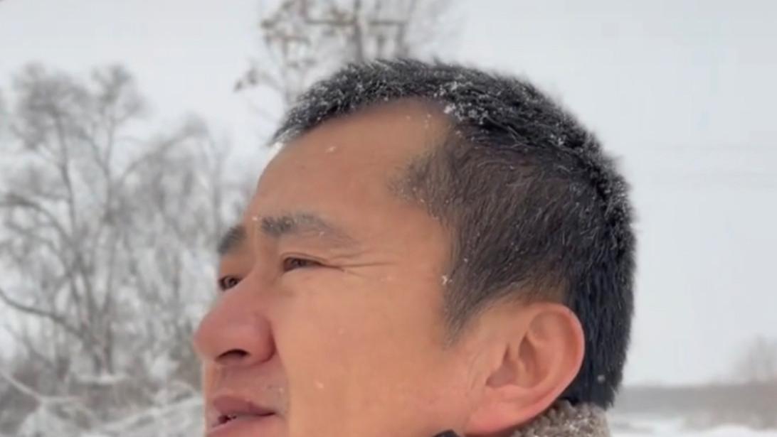 李嘉明|演员李嘉明回家过年，看望已故父母眼含热泪：没让爸爸看到我成家