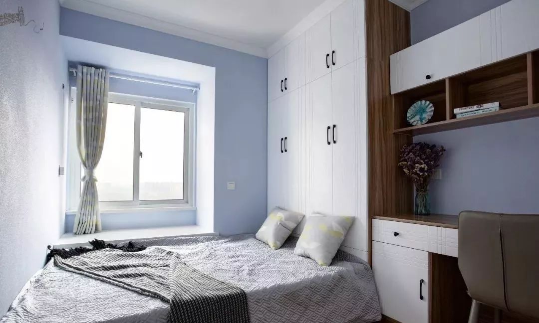 小户型的次卧还是做个榻榻米更实用,收纳多又很好看