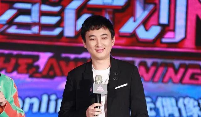 王思聪|王思聪再遇真爱？继王颖“幻想的爱情”后，甘愿为任慎婕拎包