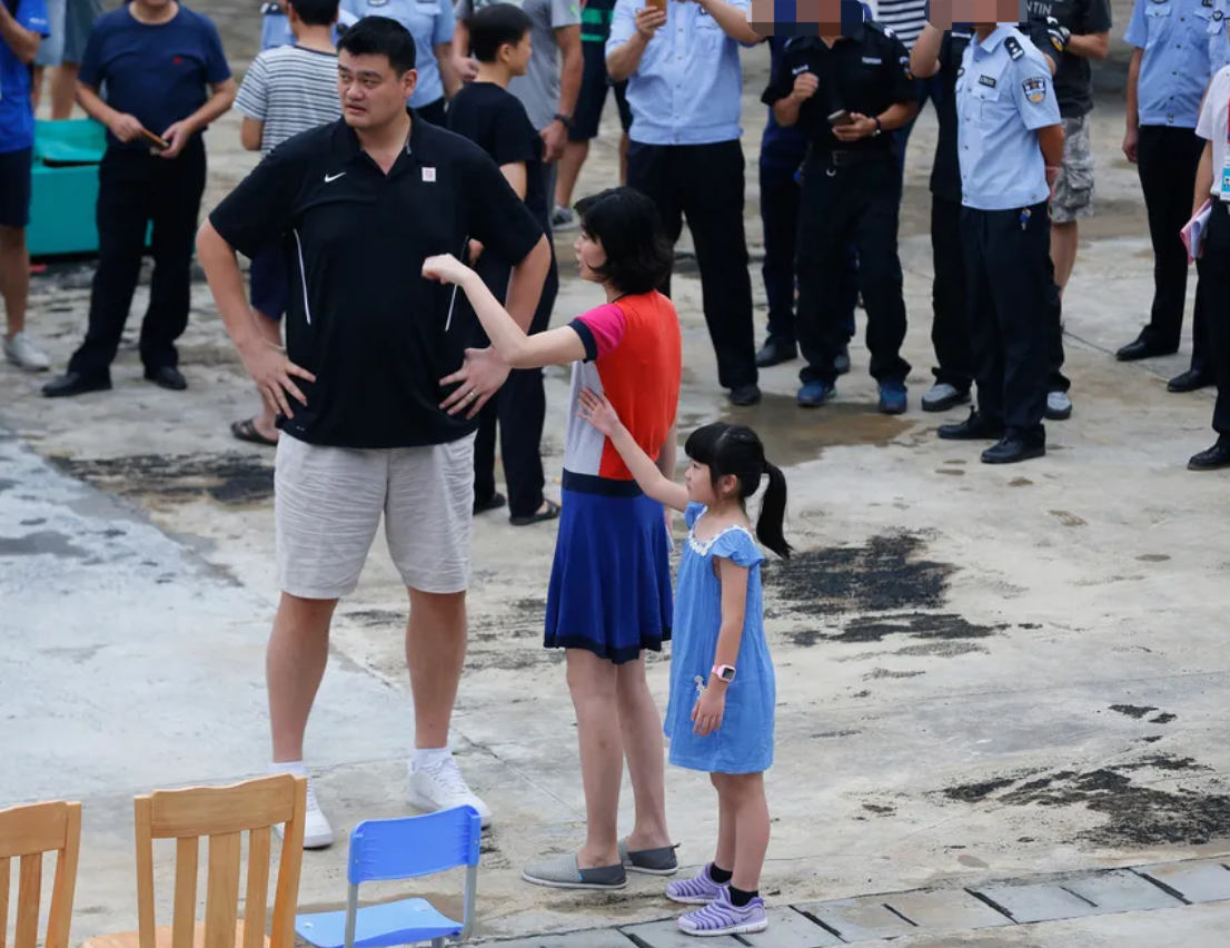 林青霞|姚明街边做核酸被围观！个子被路人高一大截，当场大声呵斥偷拍者