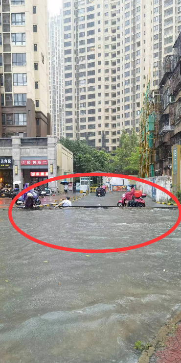 暴雨天物业用身体抵住隔板堵水,如果都这样作为,谁会骂他们黑心