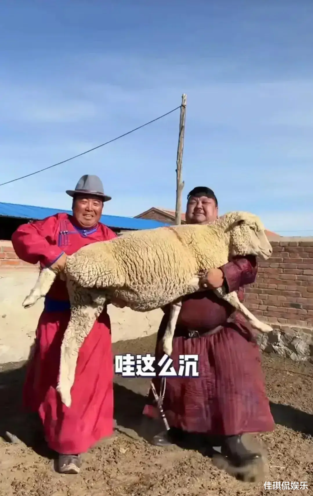 网红恩克吃羊尾油拍摄视频过程中,突然感觉头晕目眩,直接躺倒在床上