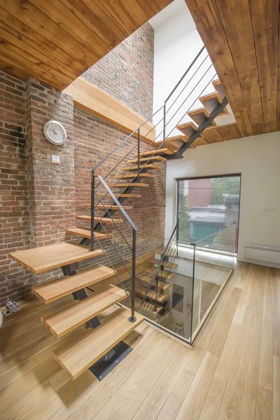 把楼梯扶手装成阶梯式，一层一层上去，款式新颖，就怕不太安全！