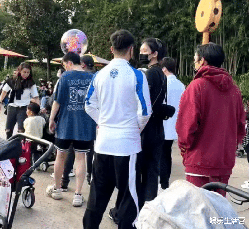 奚梦瑶|奚梦瑶一家逛迪士尼,背俩香奈儿做甩手掌柜,儿子大额头遗传赌王