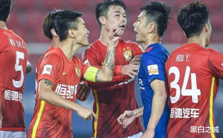 中超|业余！中超23岁新星带球直接出边线，球迷：他不配当职业球员！