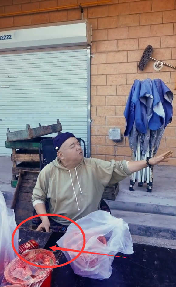谢宁|知名演员转行卖草莓，在街上摆地摊穿脏衣服，抽廉价烟初级落魄
