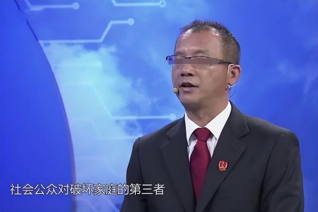 案件:山东一女子勾引富豪,被其原配痛殴后裸跪求饶:再也不敢了