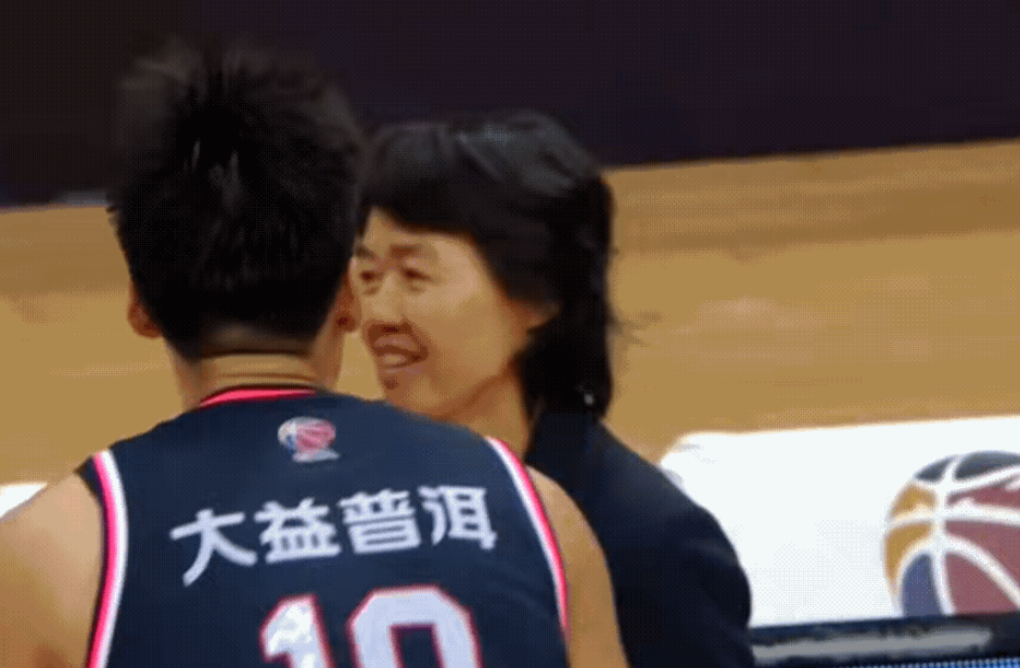 赵睿|一波16-1反超比分！赵睿和哈德森谈笑风生，他曾因顶薪拒绝归队？