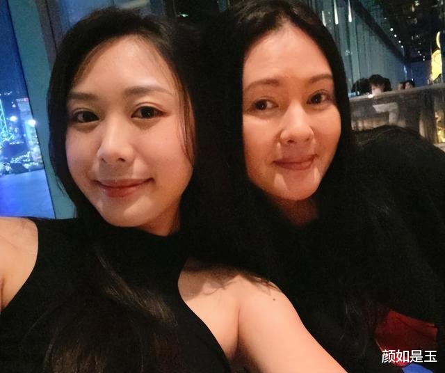 李丽珍|56岁李丽珍身材发福，为她抛妻弃子的男友，最终迎娶了小17岁新欢