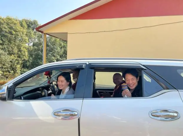 李连杰|李连杰又去拜佛,61岁利智和2个女儿陪同,他为什么如此热衷佛学