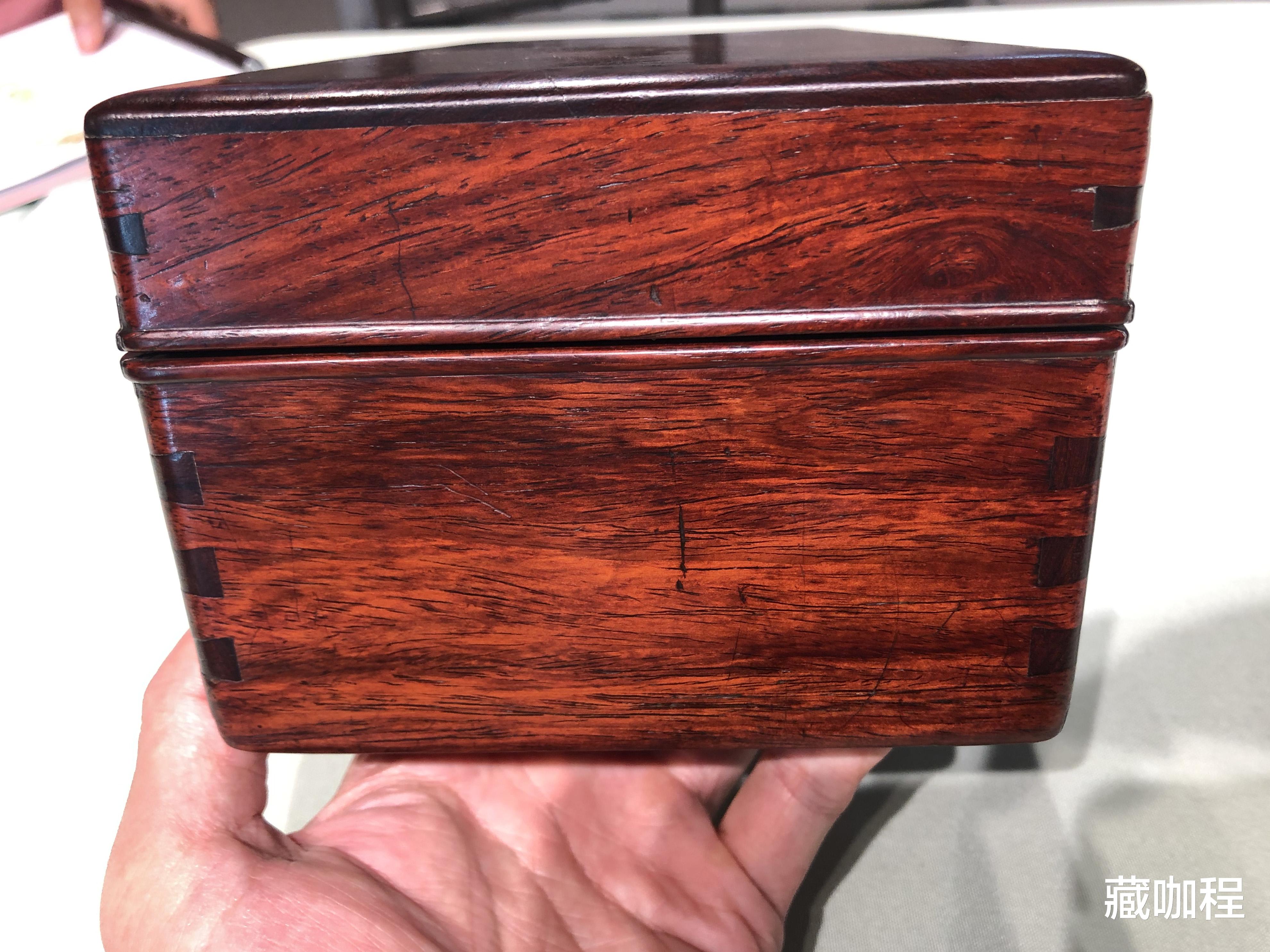 |黄花梨满彻厚实,对开板小箱八千美元成交
