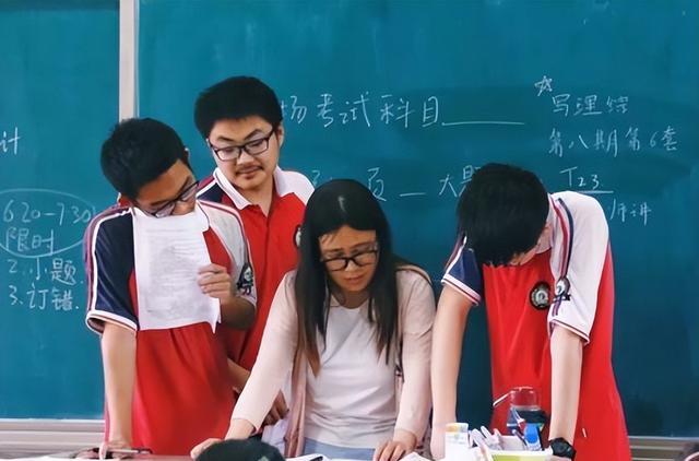 大学 “学美容还是学美发”，中考落榜生到技校报名时的表现，叫人心疼