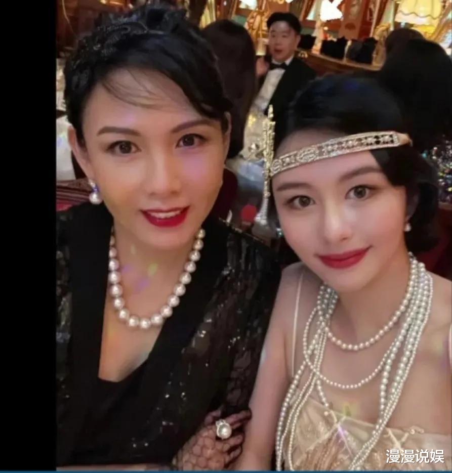 许飞|邱淑贞的女儿沈月赴韩国参加品牌时装秀，与明星合影，灵动有韵味