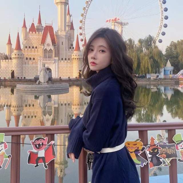 冯提莫|冯提莫置身小吃街拍照，回眸一笑生活气满满，不愧是人间小精灵