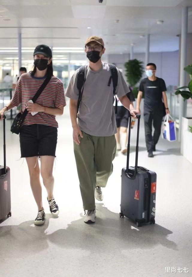 朱亚文|朱亚文夫妇走机场，他日系风太文艺，妻子穿骑行裤暴露身材缺点