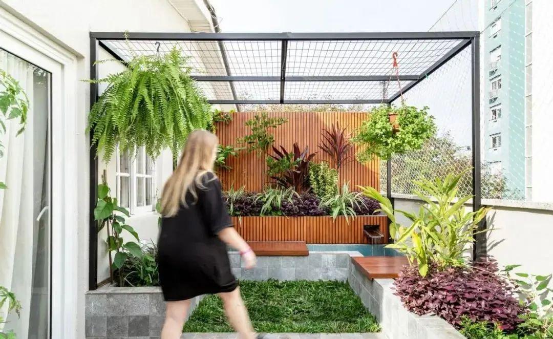 顶楼露台砖砌水池,在上面加2块板休闲,相当于拥有了一个小院子