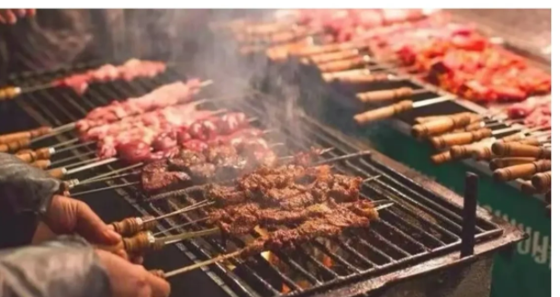 辽宁大连,男子在家喝了半斤白酒后,又去烤肉店喝酒