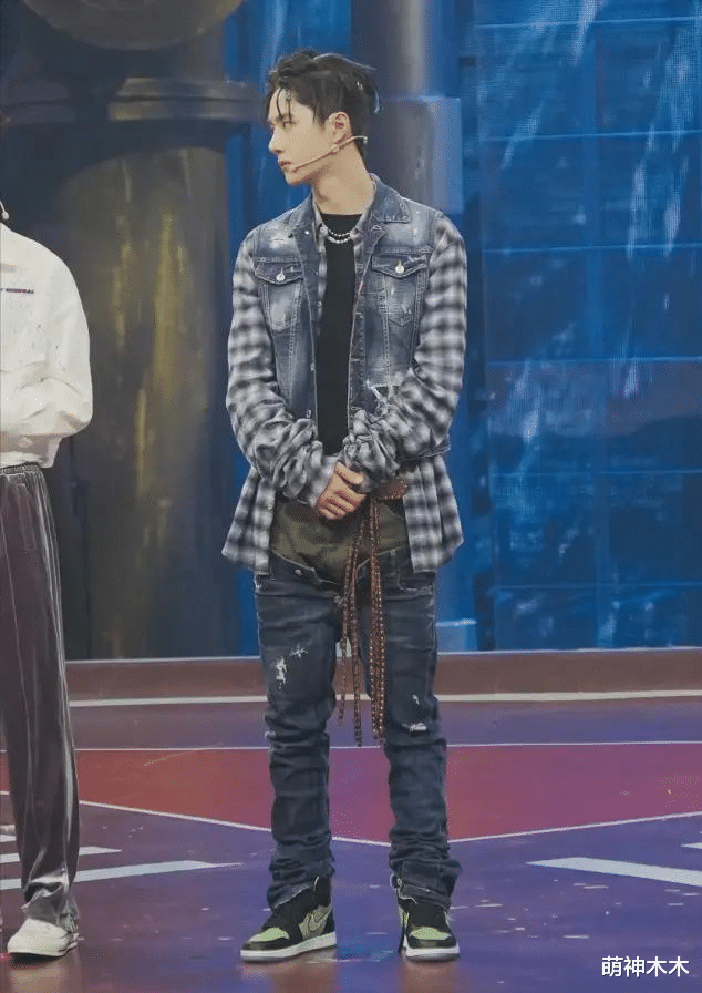 王一博|王一博现身《这街》直播,本人发腮变壮,室内穿毛衣还是女款