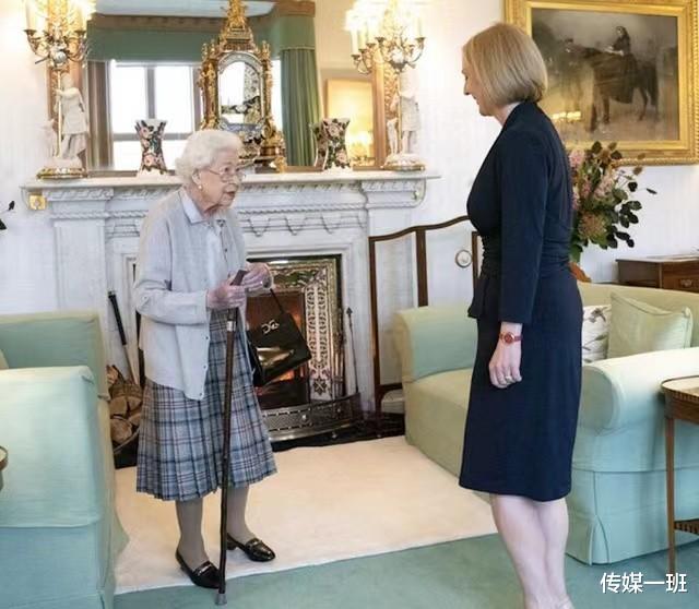 英国女王与菲利普亲王的74年:始于一见钟情,终于婚姻的苟且