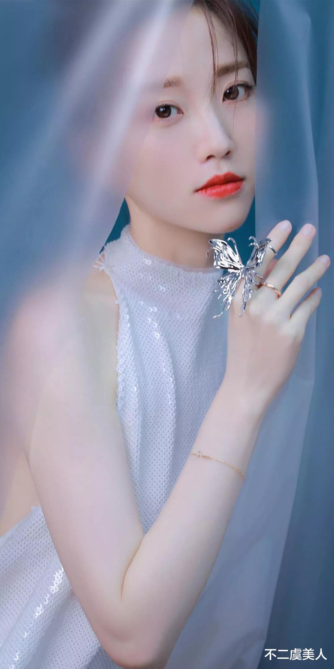 张纯烨|江苏卫视当红花旦张纯烨，主持界的第一长腿女神