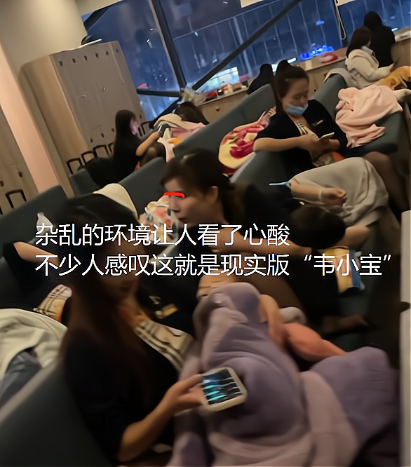 女技师带娃上班，抱着孩子等待客人点单，网友：现实版“韦小宝”