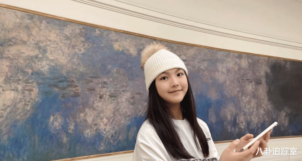 王诗龄|李湘王诗龄看展，穿万元套装飞法国，女儿与路人对话打破名媛印象