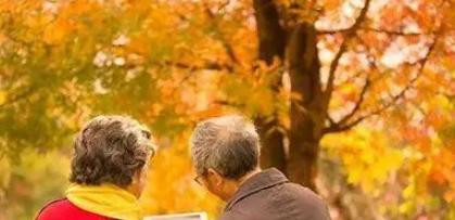 纪实老人恋爱十年,想领证被子女拒绝,女儿哭诉:你对得起母亲吗
