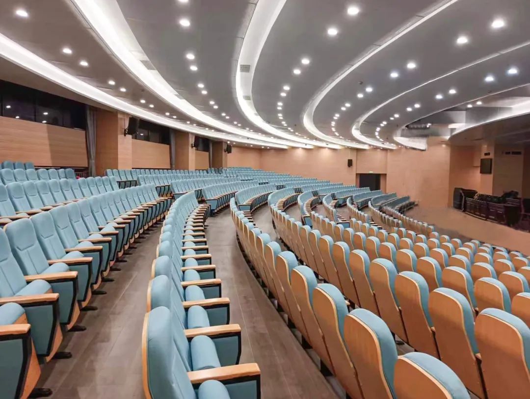 礼堂要想装修的实用又上档次,礼堂椅的选择是关键