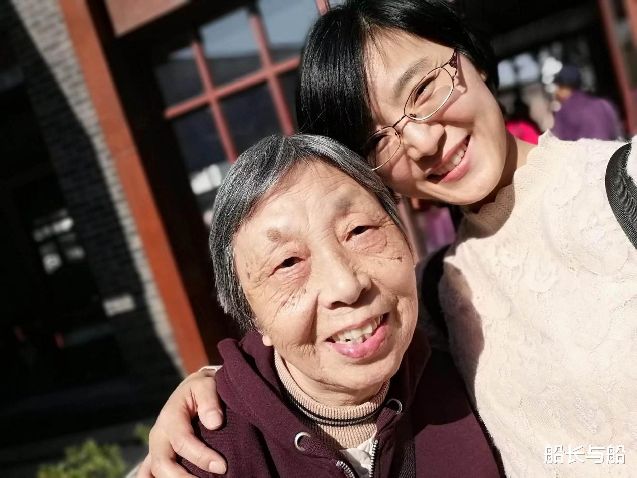 大爷脑溢血住院,再婚7年老伴迅速咨询律师离婚,女儿:没良心
